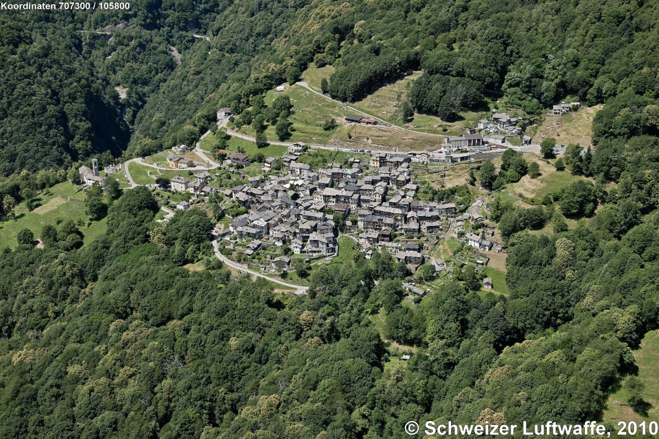 Indemini, ein typisches Tessiner Bergdorf mit ausgeprägter historischer Berglandwirtschaft, die heute je länger, je mehr aufgegeben wird, sodass ehemals bewirtschaftete Areale verwalden. Um 1900 zählte das Dorf rund 340 Einwohner, 1950 noch 206 und heute etwa 50. Die Haupteinnahmequelle ist der Tourismus, v.a. in den Sommermonaten (Feriendomizile).